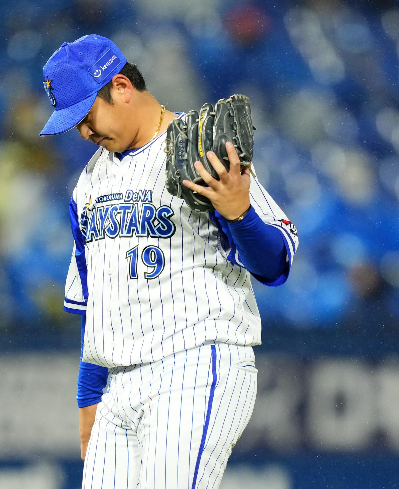 DeNA対中日　8回表途中で降板するDeNA山崎（撮影・横山健太）