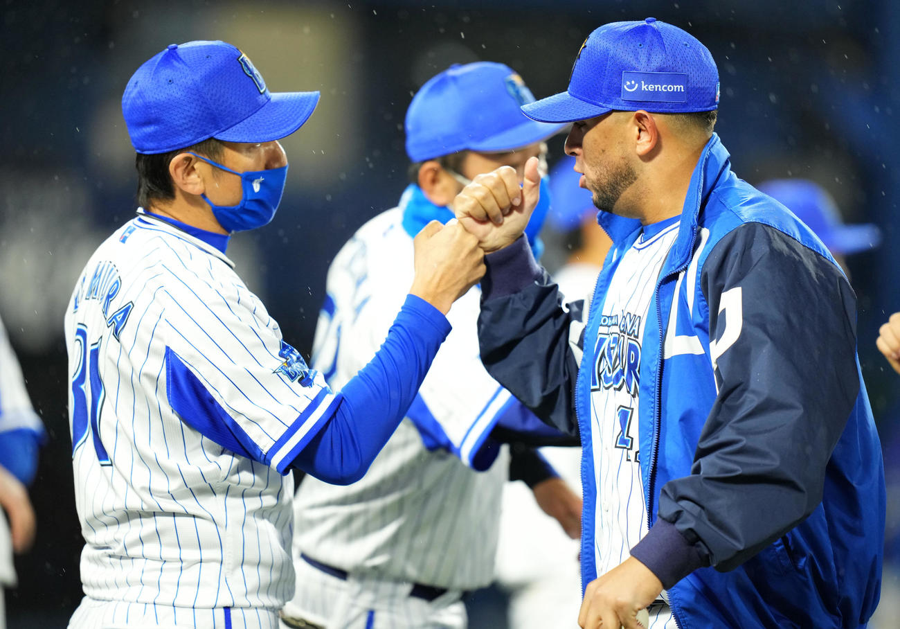 DeNA対中日　タッチをかわすDeNA三浦監督（左）とロメロ（撮影・横山健太）