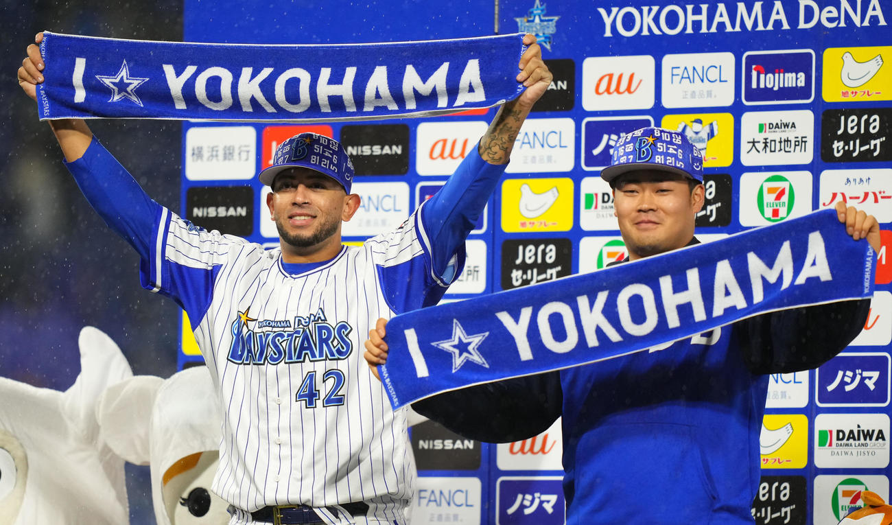 DeNA対中日　タオルを掲げるDeNAロメロ（左）と伊勢（撮影・横山健太）