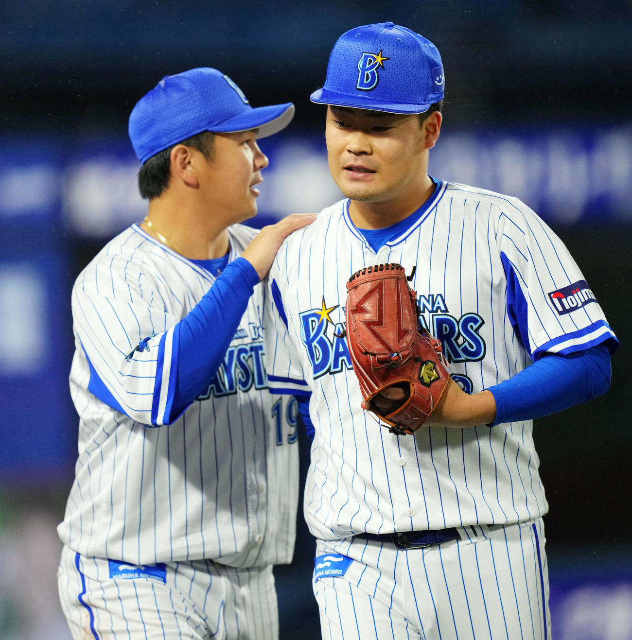 DeNA対中日　8回表を無失点に抑えベンチへ引き揚げるDeNA伊勢（右）。左は山崎（撮影・横山健太）