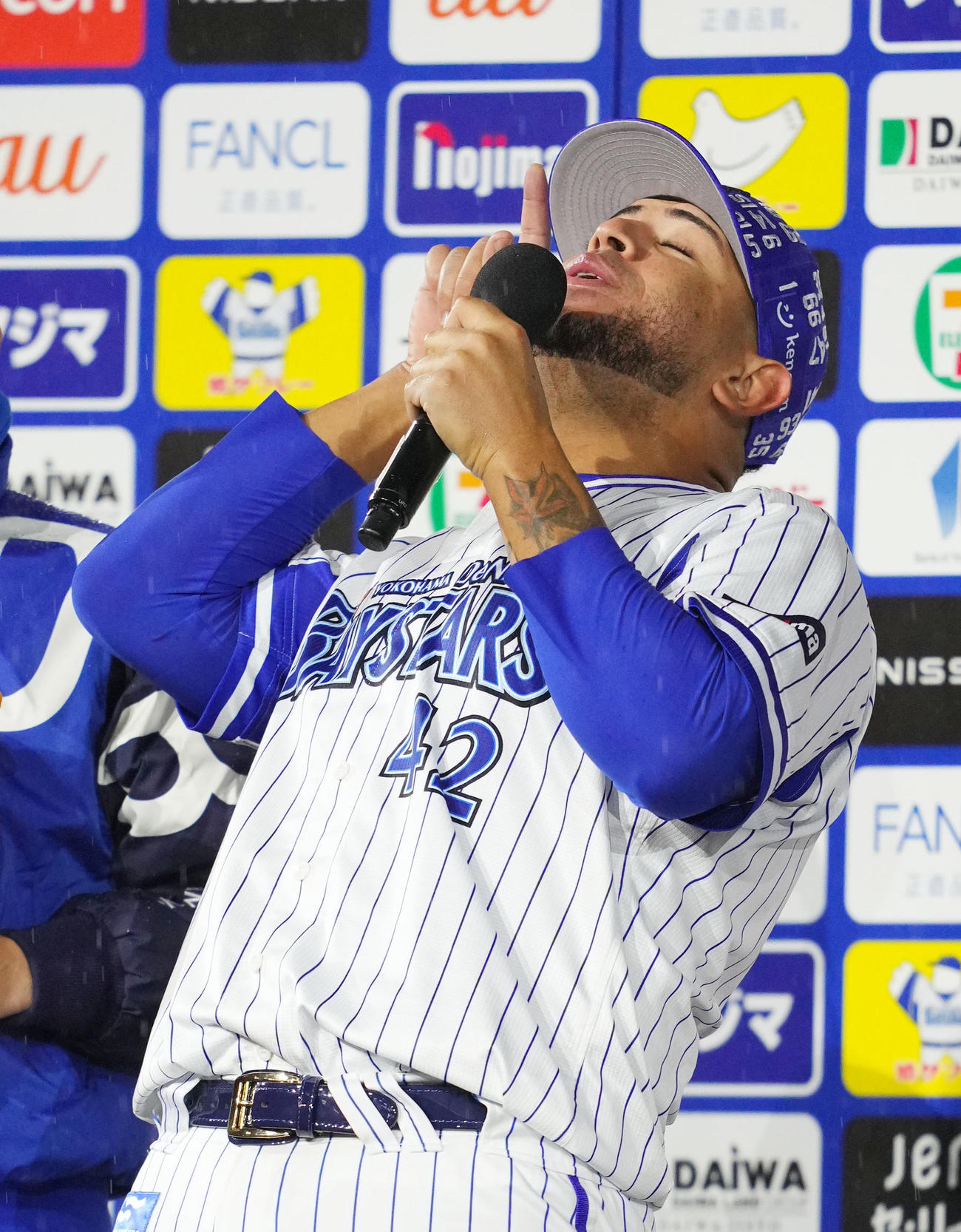 お立ち台でギャグを披露するDeNAロメロ（撮影・横山健太）