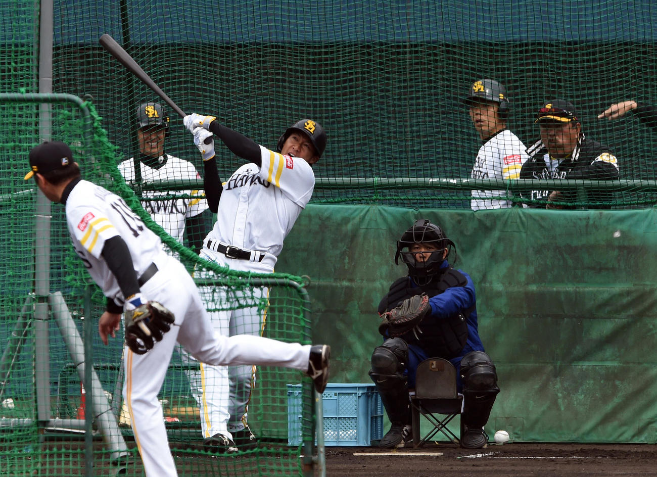 17年、柳田のフリー打撃を見つめる藤本博史打撃コーチ（右）