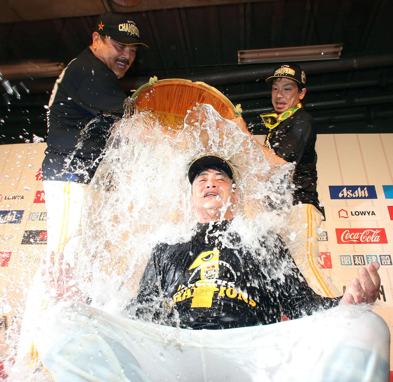 17年11月、祝勝会でソフトバンク工藤監督（手前）に豪快にたる酒を浴びせる藤本コーチ（左）。右は松田