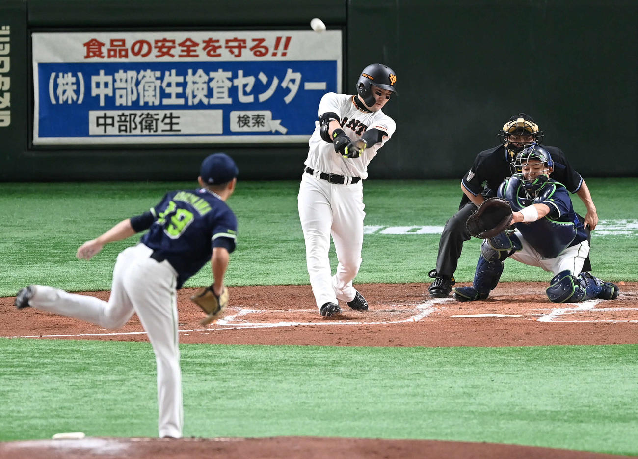 巨人対ヤクルト　1回裏巨人無死一、三塁、丸は右越え3点本塁打を放つ。投手石川（撮影・山崎安昭）