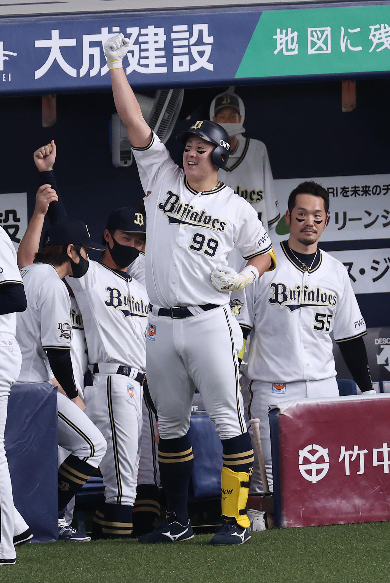 7日、日本ハム戦で本塁打を放ち昇天ポーズを決めるオリックス杉本。右はTー岡田