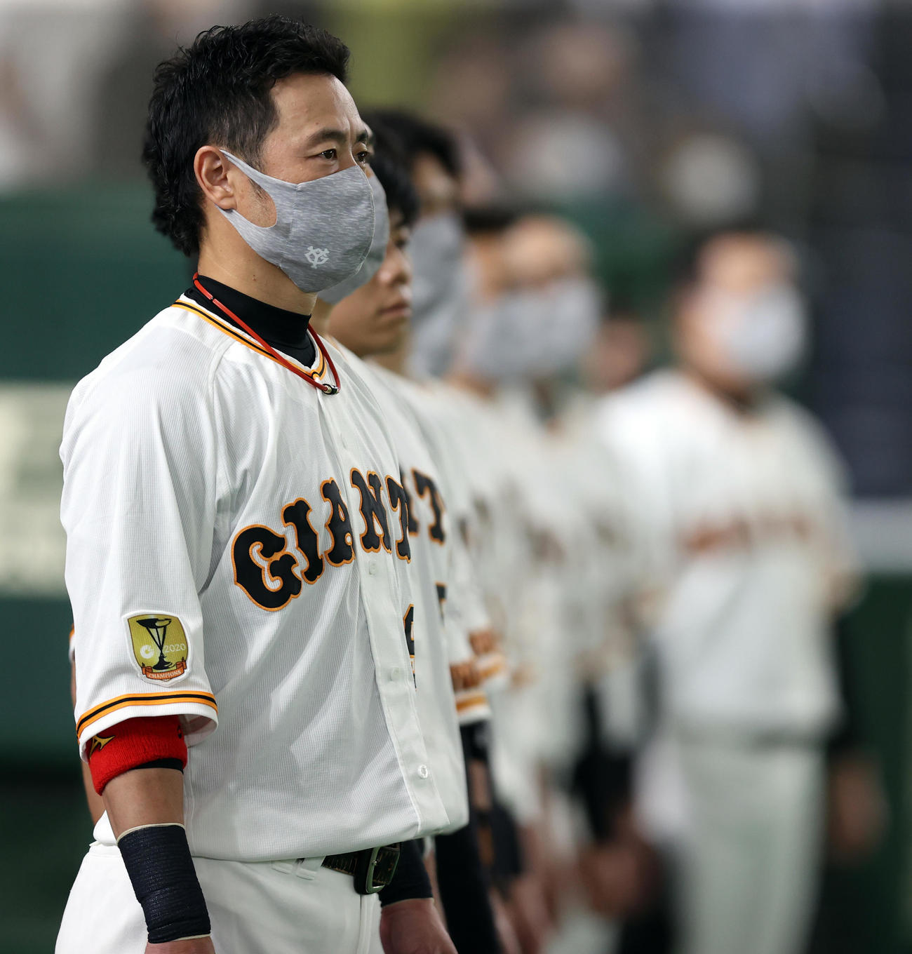 巨人対ヤクルト　試合前、君が代斉唱をする亀井（撮影・狩俣裕三）