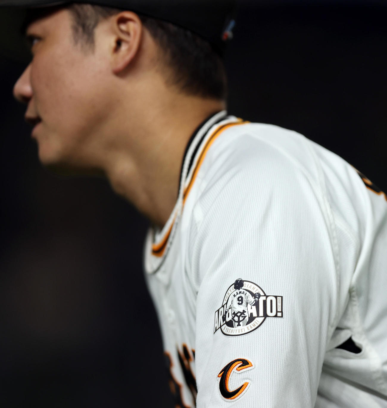 巨人対ヤクルト　亀井の引退記念ワッペンを付けて試合に臨む坂本（撮影・狩俣裕三）