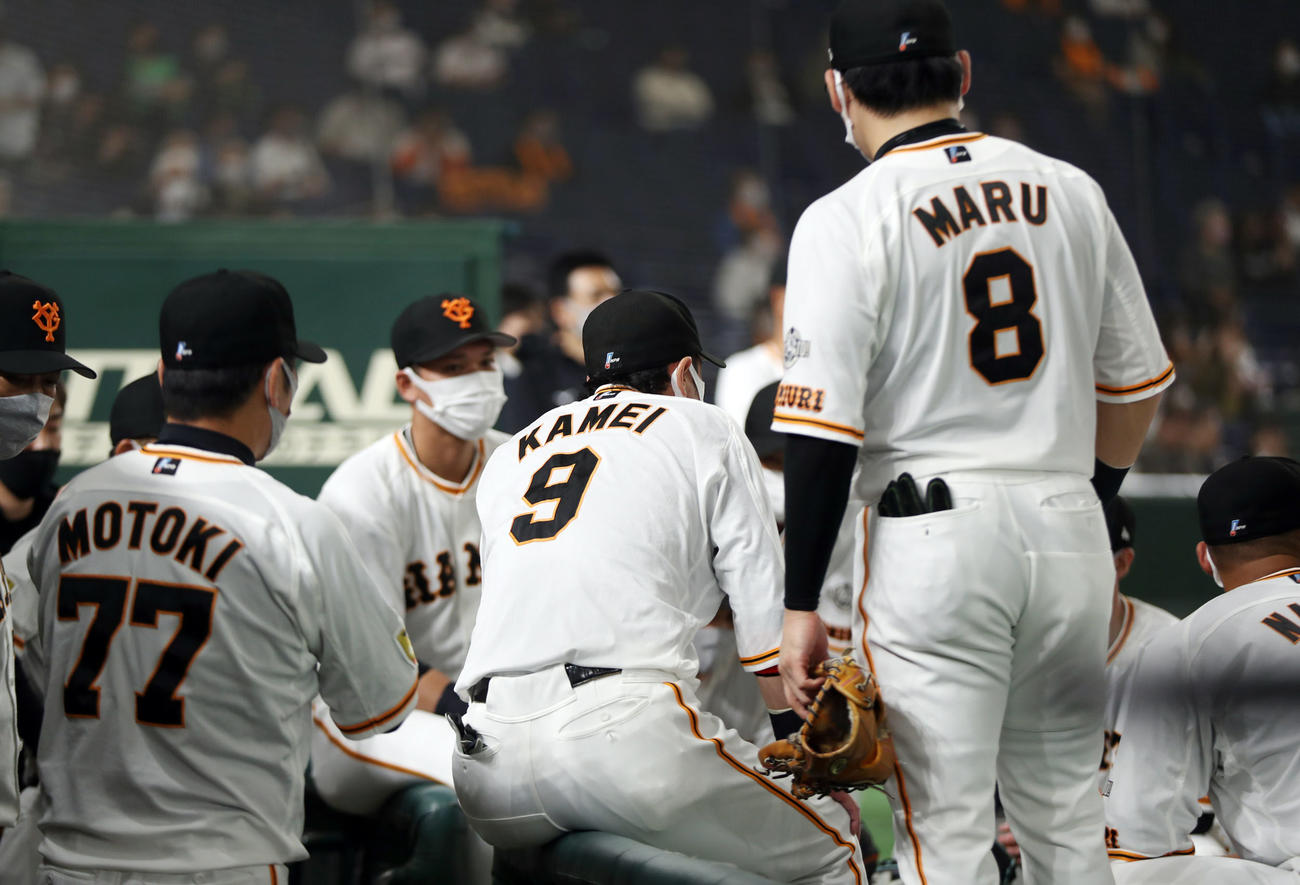 巨人対ヤクルト　試合前の円陣で声出しする亀井（中央）（撮影・狩俣裕三）