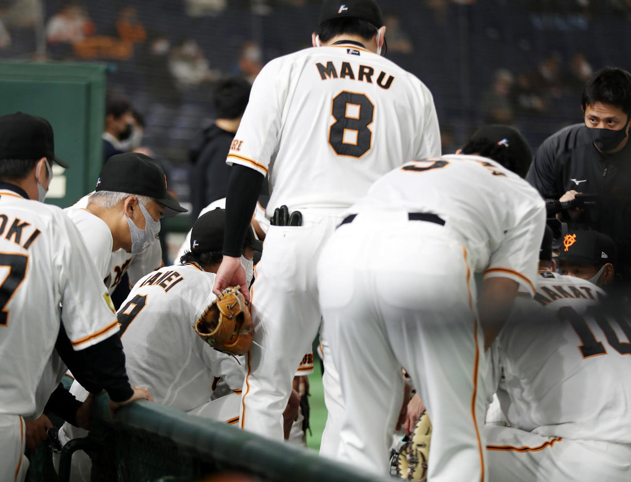 巨人対ヤクルト　試合前の円陣で声出しする亀井（中央左）（撮影・狩俣裕三）