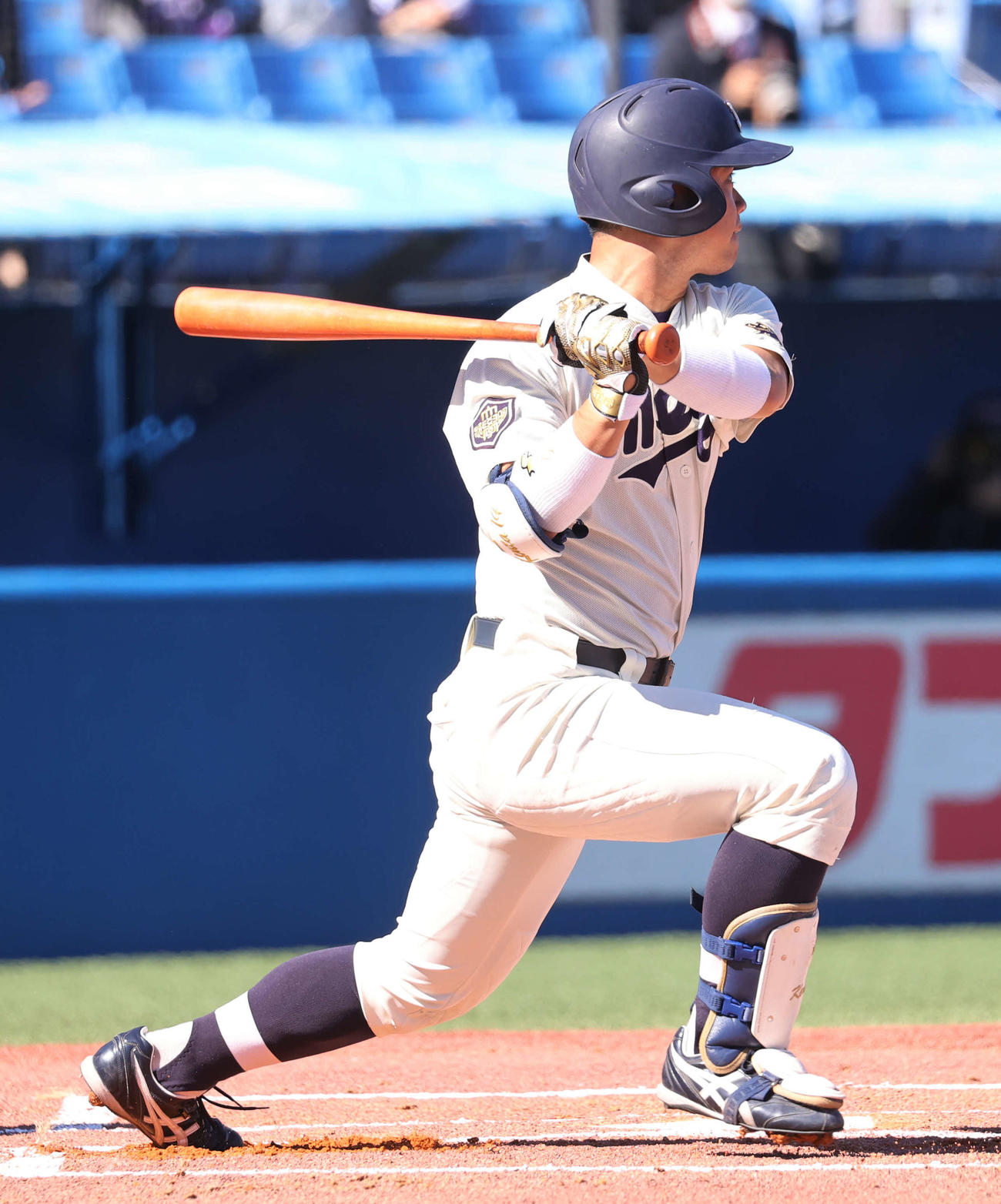 明大対立大　1回表明大無死、丸山は左前安打を放つ（撮影・鈴木正人）
