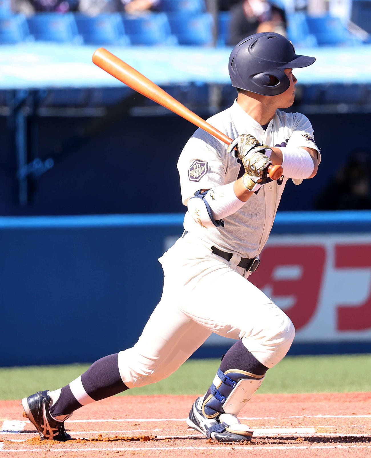 明大対立大　1回表明大無死、丸山は左前安打を放つ（撮影・鈴木正人）