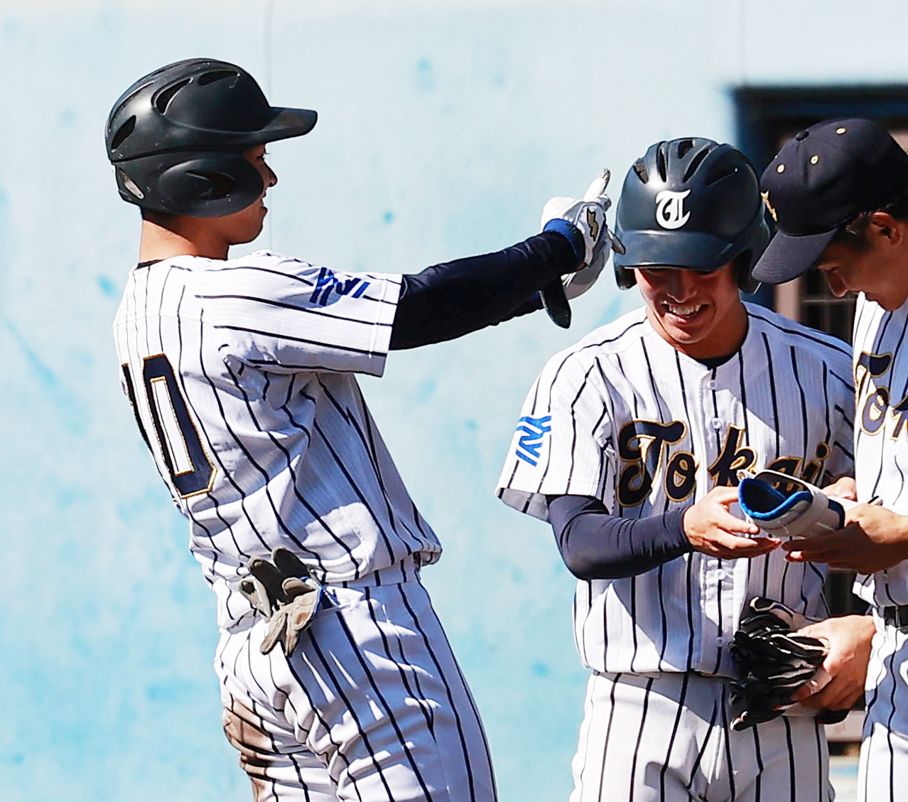 日体大対東海大　5回裏東海大2死一、三塁、中前適時打を放ち喜ぶ門馬（撮影・野上伸悟）
