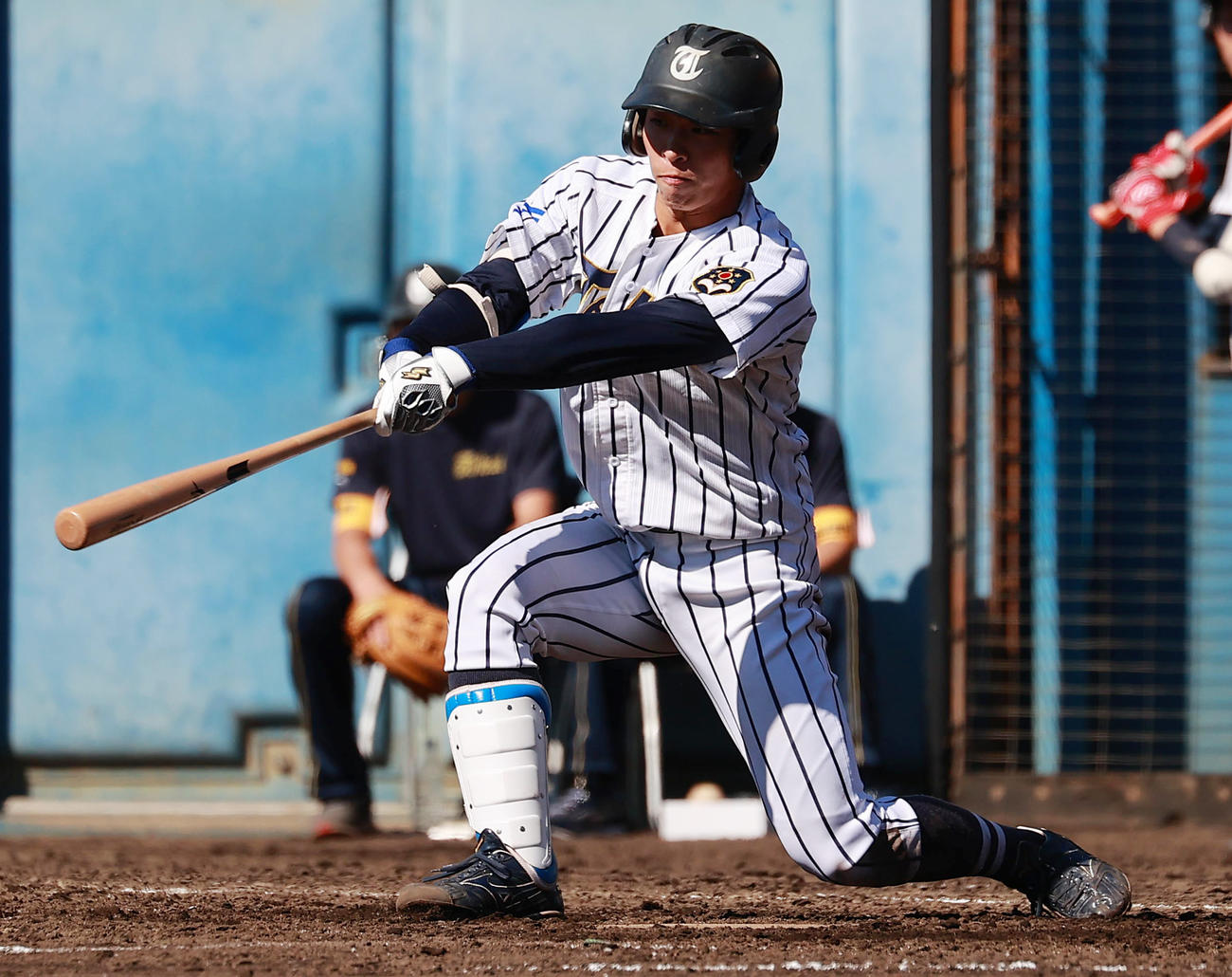 日体大対東海大　5回裏東海大2死一、三塁、中前適時打を放つ門馬（撮影・野上伸悟）
