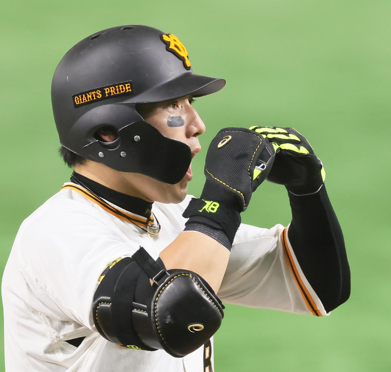 巨人対ヤクルト　1回裏巨人無死一、三塁、丸は右越え3点本塁打を放ち力強く「丸ポーズ」を決める（撮影・足立雅史）