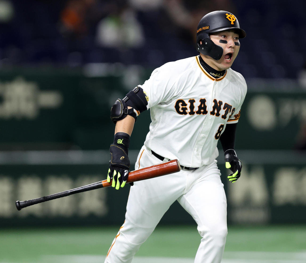 巨人対ヤクルト　1回裏巨人無死一、三塁、先制3点本塁打を放ち、雄たけびを上げる丸（撮影・狩俣裕三）