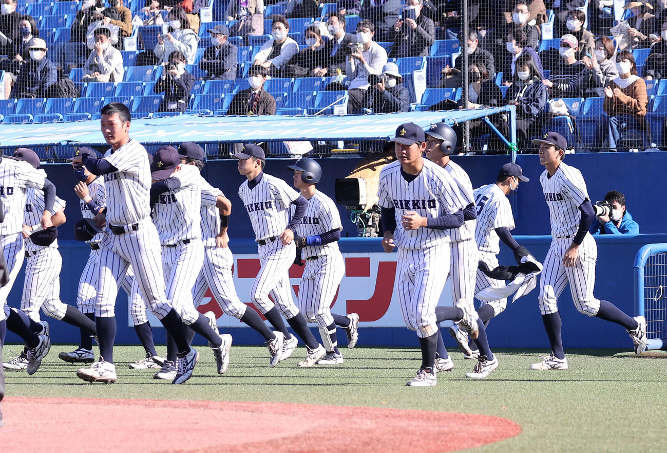 明大対立大　敗戦し整列に向かう立大の選手たち（撮影・鈴木正人）