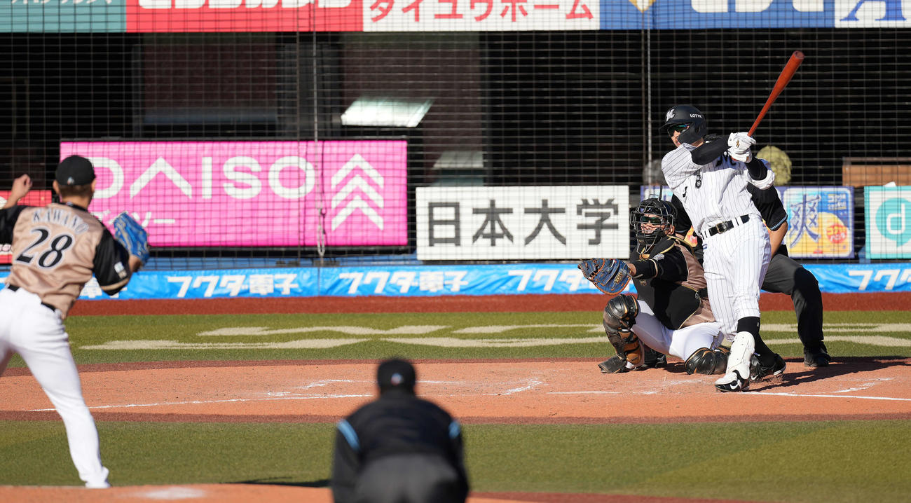 ロッテ対日本ハム　3回裏ロッテ2死一、三塁、先制の右2点適時二塁打を放つ中村奨。投手河野（撮影・鈴木みどり）