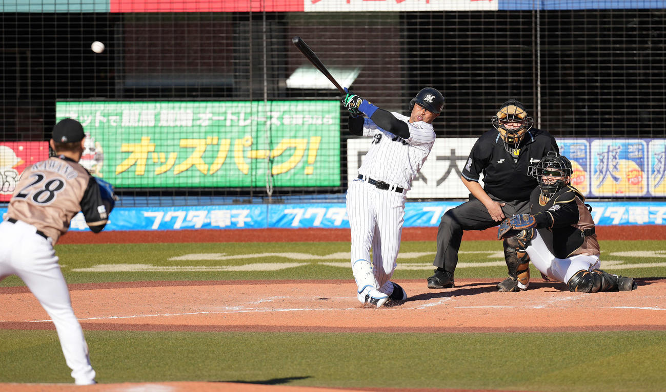 ロッテ対日本ハム　3回裏ロッテ2死二塁、右適時二塁打を放つマーティン。投手河野（撮影・鈴木みどり）