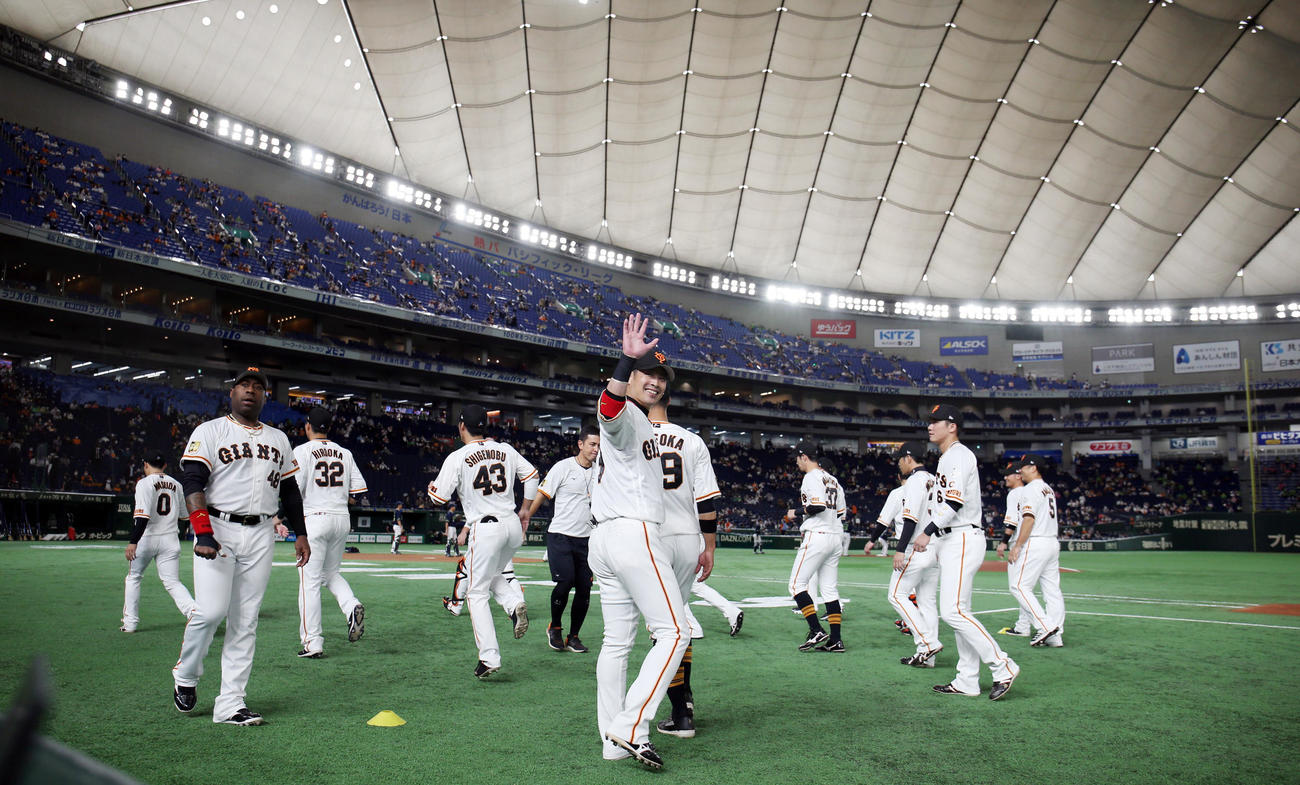 巨人対ヤクルト　試合前のウオーミングアップでファンに手を振る亀井（撮影・狩俣裕三）