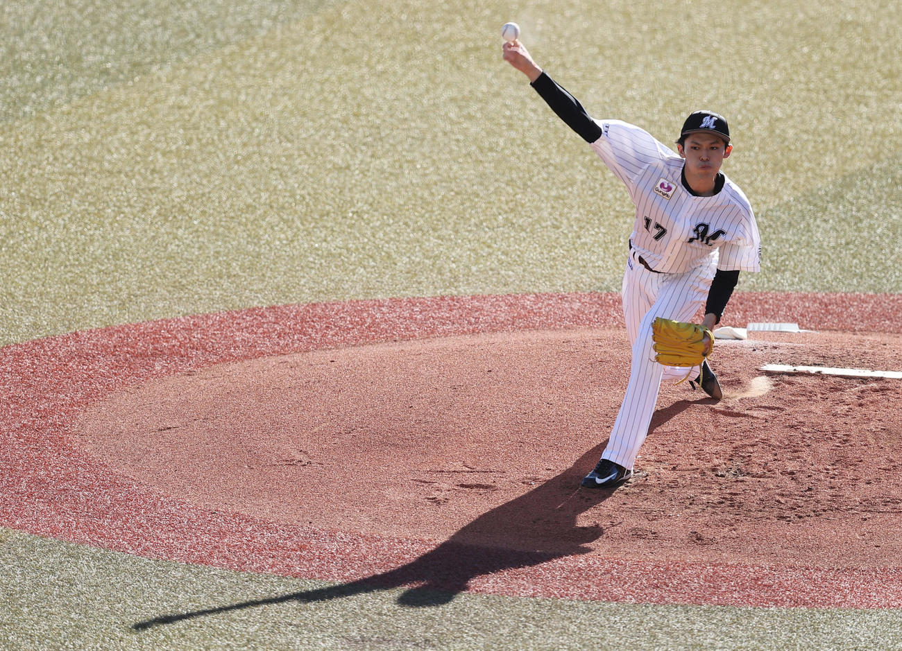 ロッテ対日本ハム　力投するロッテ先発の佐々木朗（撮影・垰建太）