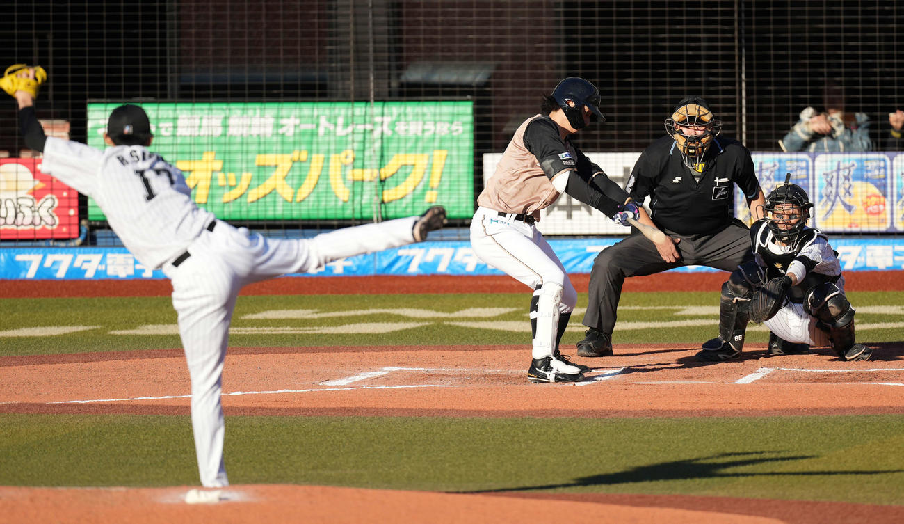 ロッテ対日本ハム　6回表日本ハム無死、空振り三振に倒れる浅間。投手佐々木朗（撮影・鈴木みどり）