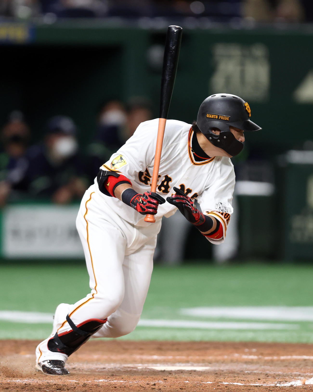 巨人対ヤクルト　5回裏巨人1死満塁、現役最後の打席で三ゴロに打ち取られる亀井（撮影・狩俣裕三）