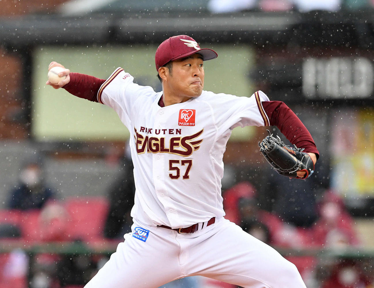 楽天対ソフトバンク　楽天先発の滝中（撮影・滝沢徹郎）