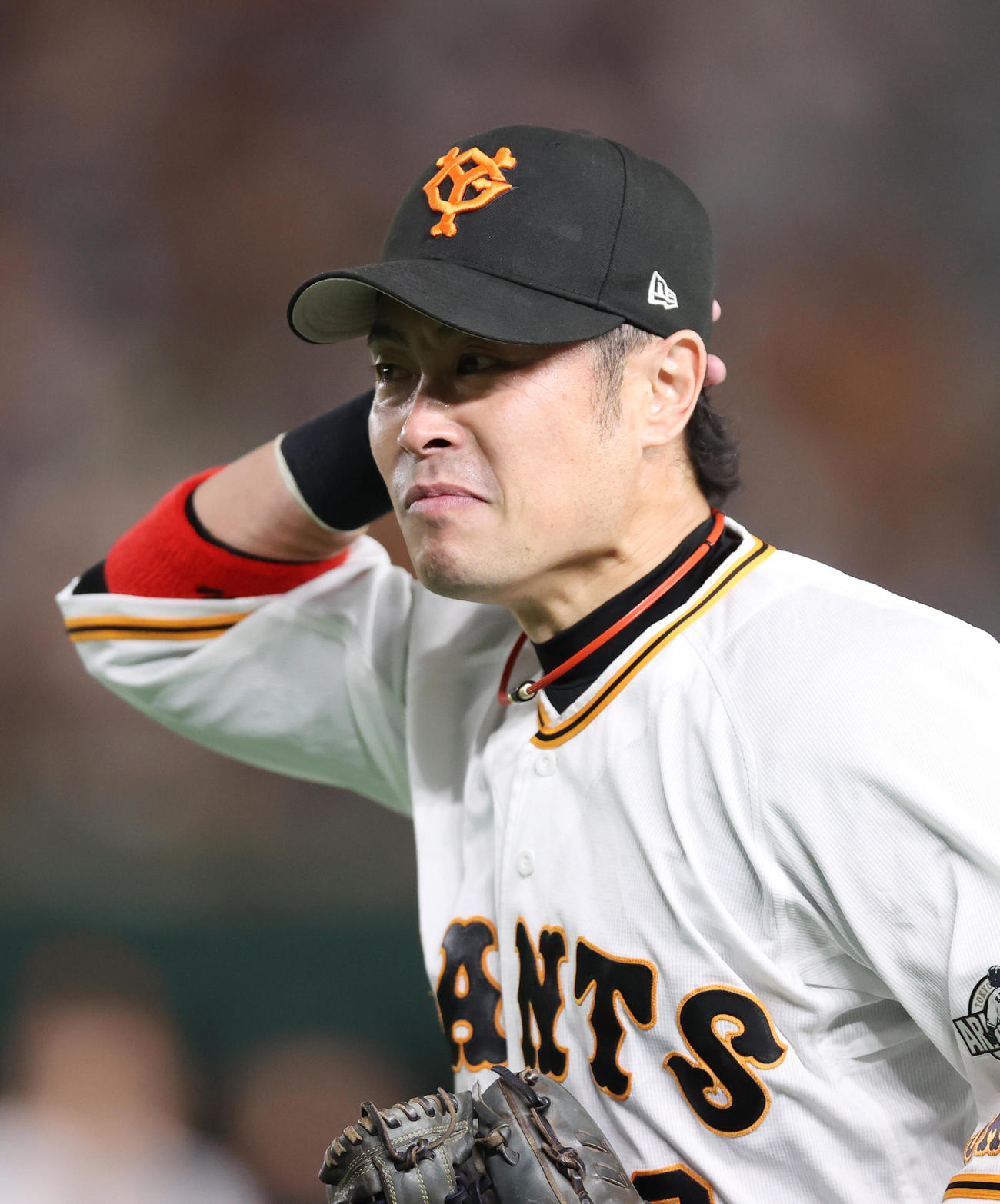 巨人対ヤクルト　6回表、交代を告げられ、泣きながら引き揚げる亀井（撮影・狩俣裕三）