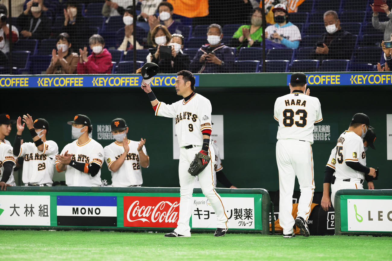 巨人対ヤクルト　スタンドに帽子を取り応える巨人亀井（撮影・足立雅史）