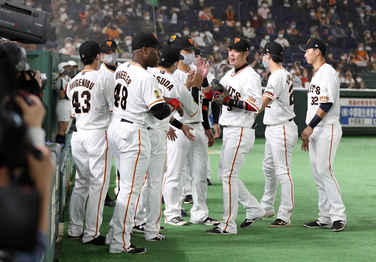 巨人対ヤクルト　6回表、交代を告げられ、ベンチのチームメートに迎えられる亀井（右から3人目）（撮影・狩俣裕三）