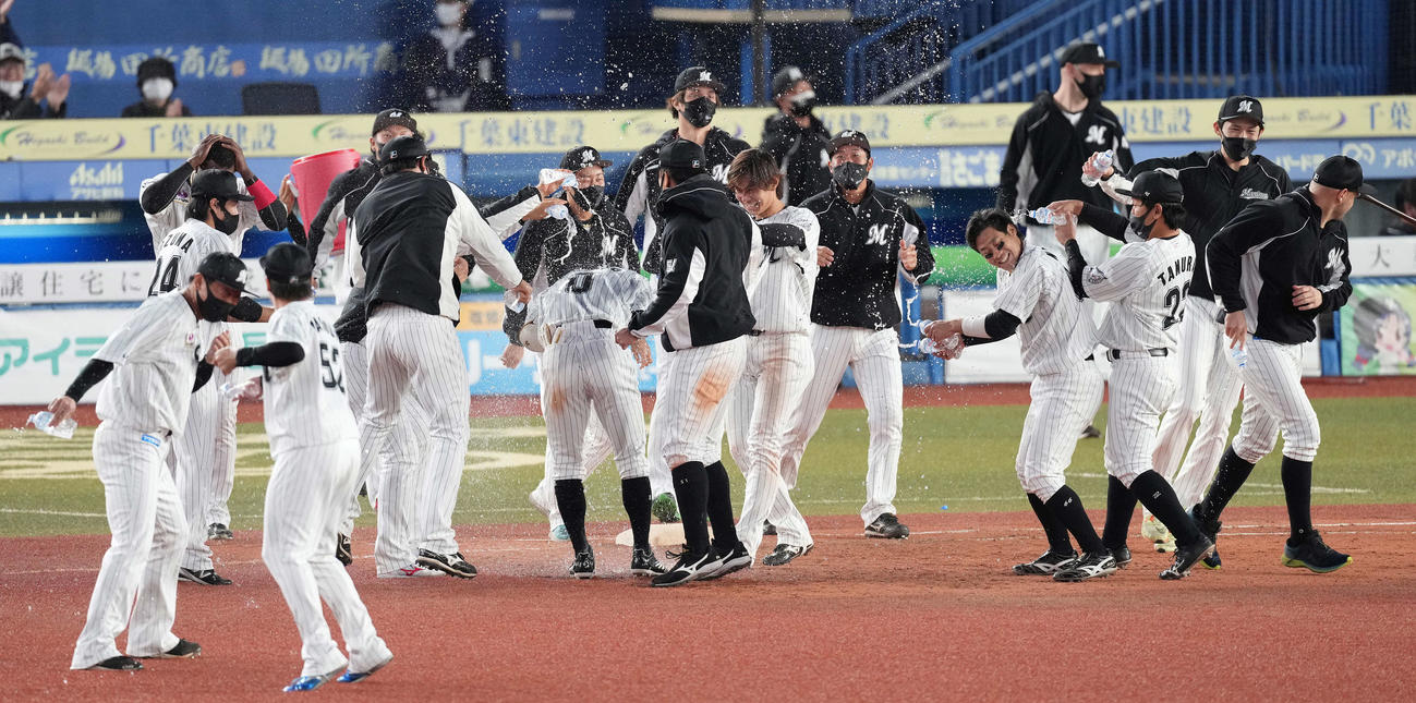 ロッテ対日本ハム　9回裏ロッテ無死満塁、荻野のサヨナラ打に沸く、佐々木朗（右から2人目）らロッテナイン（撮影・鈴木みどり）