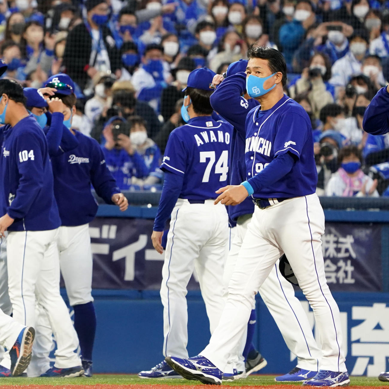 DeNA対中日　ファンへのあいさつを終えグラウンドを後にする中日与田監督（撮影・横山健太）