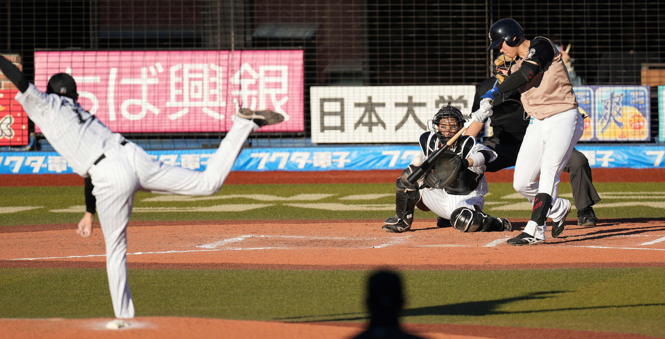 ロッテ対日本ハム　。6回表日本ハム2死三塁、右前適時打を放つ高浜。投手佐々木朗（撮影・鈴木みどり）