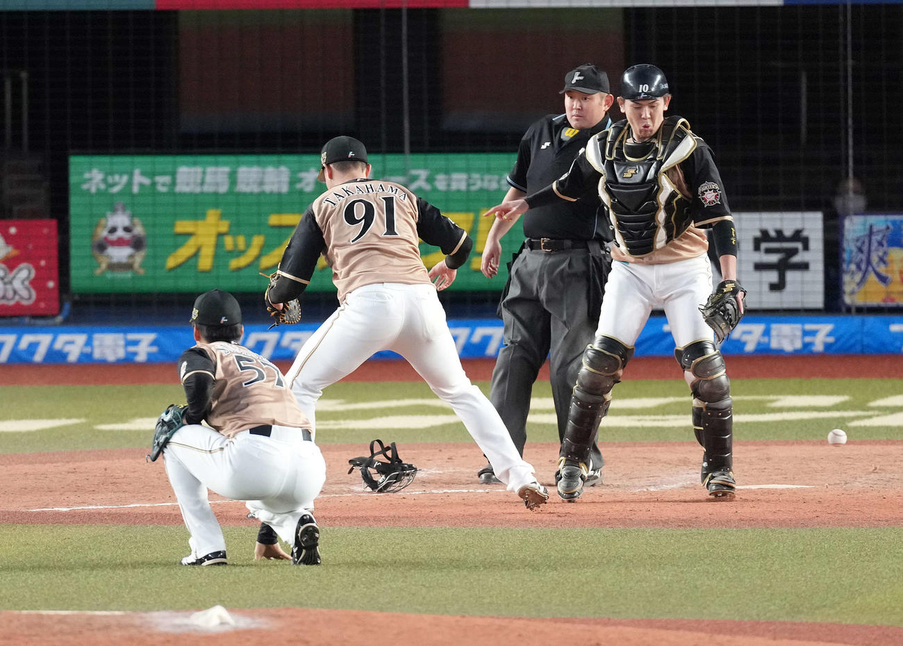 ロッテ対日本ハム　9回裏ロッテ無死一、二塁、加藤のバント球を一塁手高浜が落球し満塁のピンチをまねく（撮影・鈴木みどり）