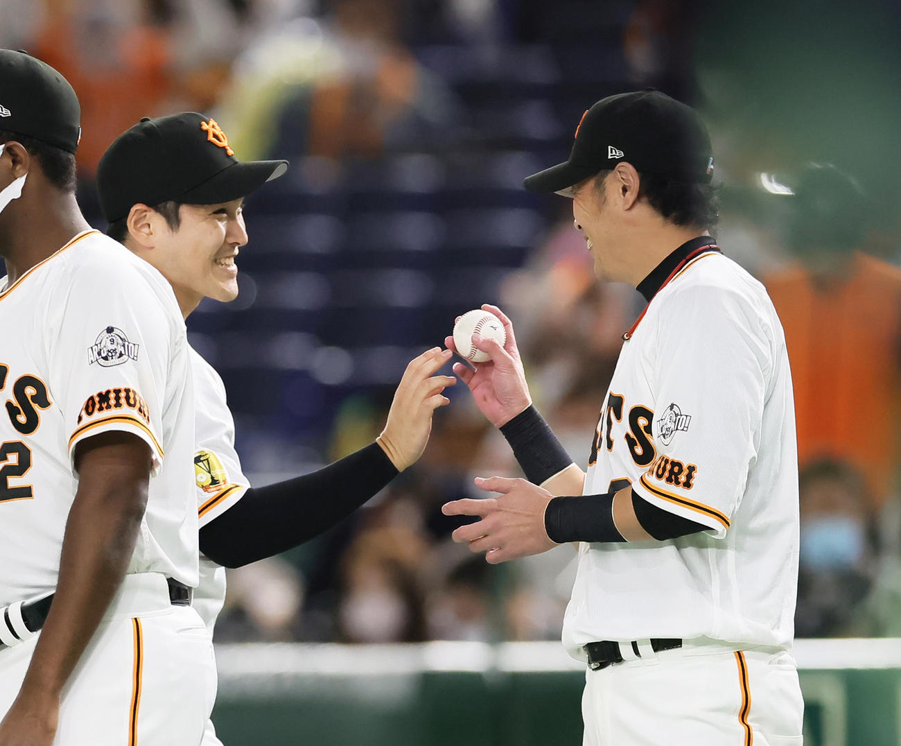 巨人対ヤクルト　巨人亀井（右）は鍵谷から勝利球を受け取る（撮影・足立雅史）