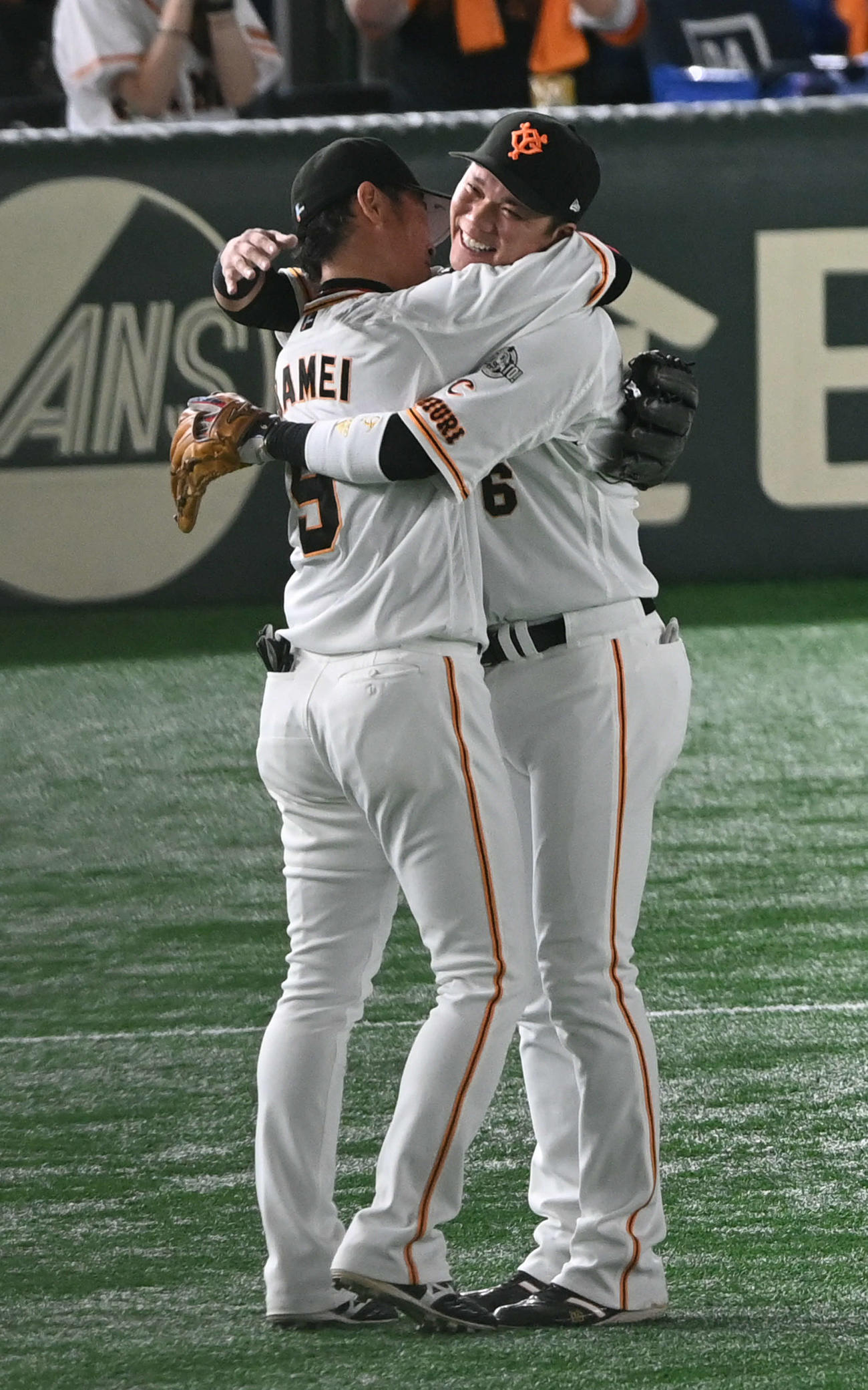 巨人対ヤクルト　6回表に右翼の守備に就いた巨人亀井（左）はベンチに下がる前に坂本とハグ（撮影・山崎安昭）