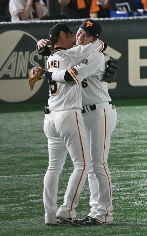 巨人鍵谷陽平ウイニングボールは今季引退の亀井善行へ 大事に握り締める プロ野球写真ニュース 日刊スポーツ