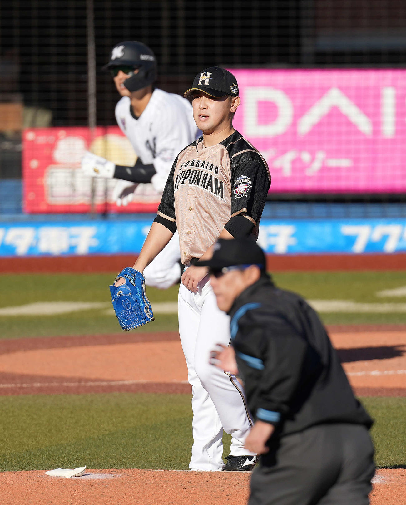 ロッテ対日本ハム　3回裏ロッテ2死一、三塁、中村奨に先制の右2点適時二塁打を浴びる河野（撮影・鈴木みどり）