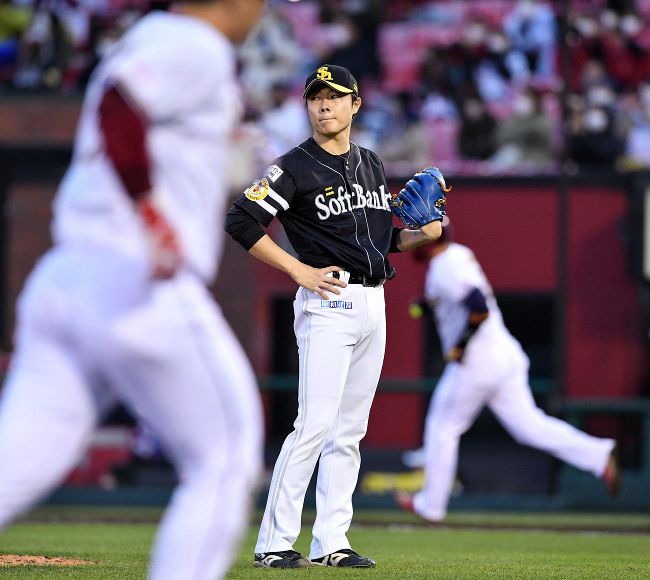 楽天対ソフトバンク　6回裏楽天1死二、三塁、浅村（奥）に左越え3点本塁打を浴びる松本（撮影・滝沢徹郎）