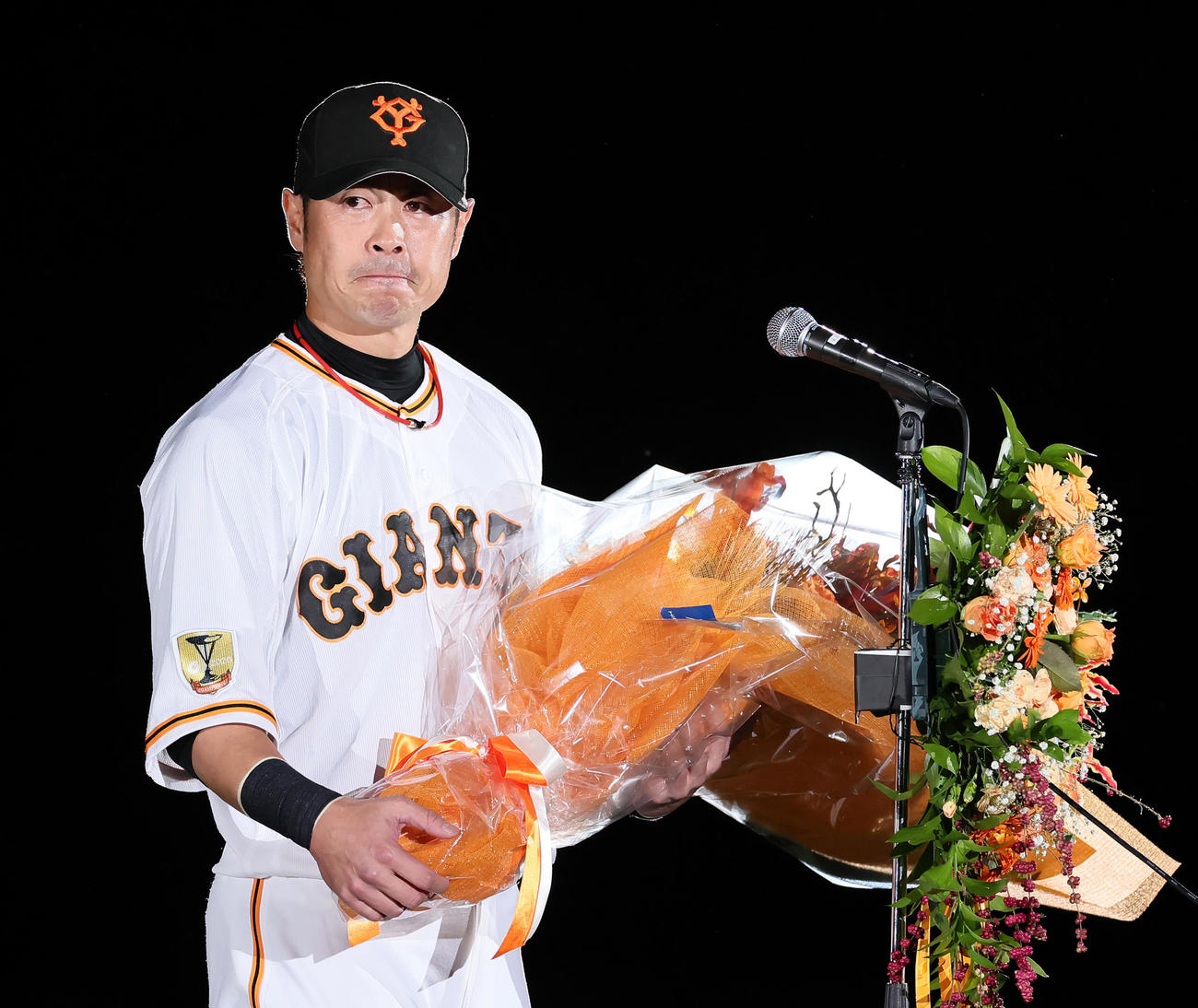 巨人対ヤクルト　引退セレモニーで涙ながらにあいさつする巨人亀井（撮影・足立雅史）