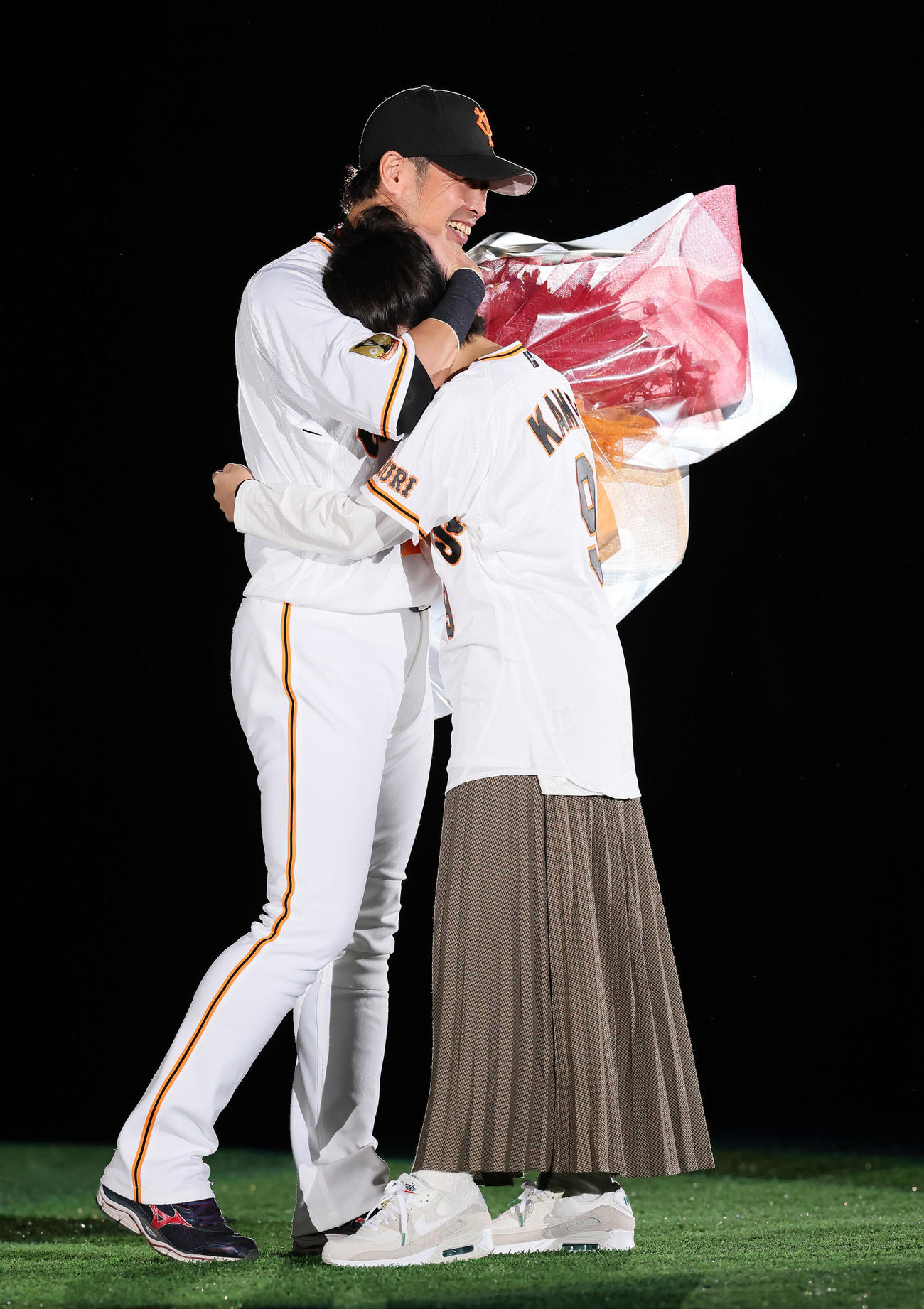 巨人対ヤクルト　花束を受け取り長女を笑顔で抱きしめる巨人亀井（撮影・足立雅史）