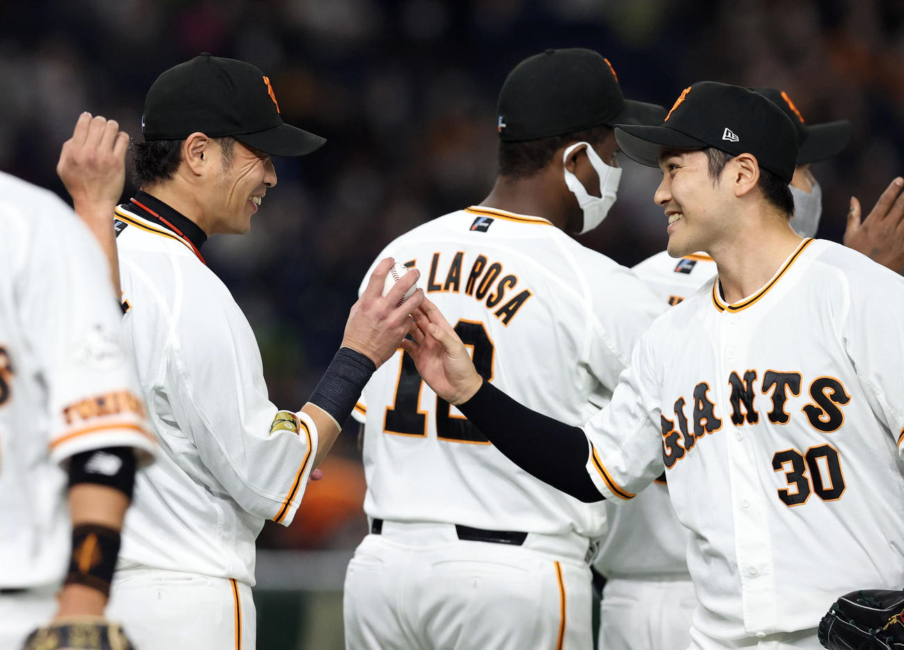 巨人対ヤクルト　試合後、ウイニングボールを鍵谷（右）から受け取る亀井（撮影・狩俣裕三）