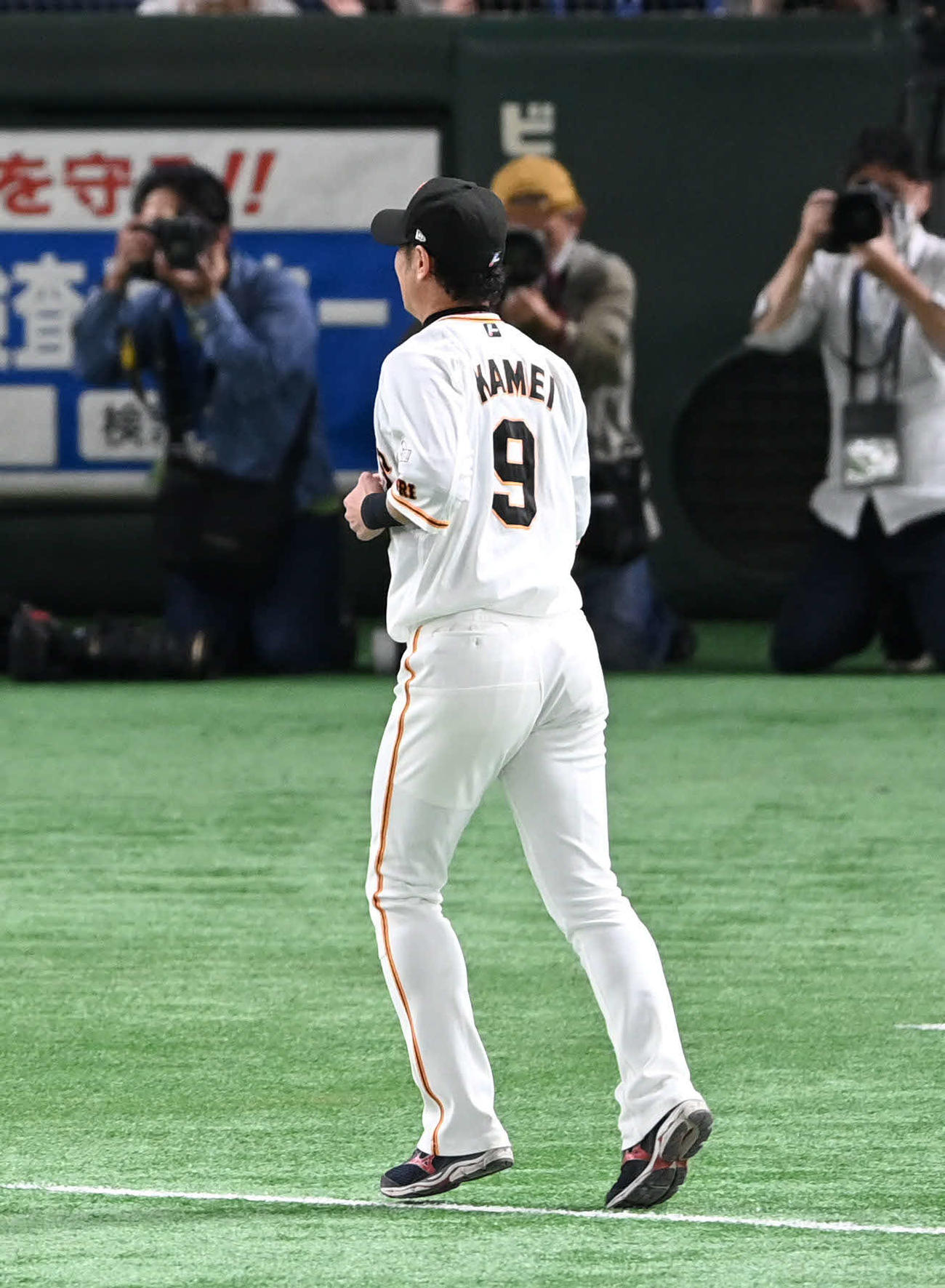 引退セレモニーで巨人亀井は、本塁で待ち受けるチームメートを目指して走る（撮影・山崎安昭）