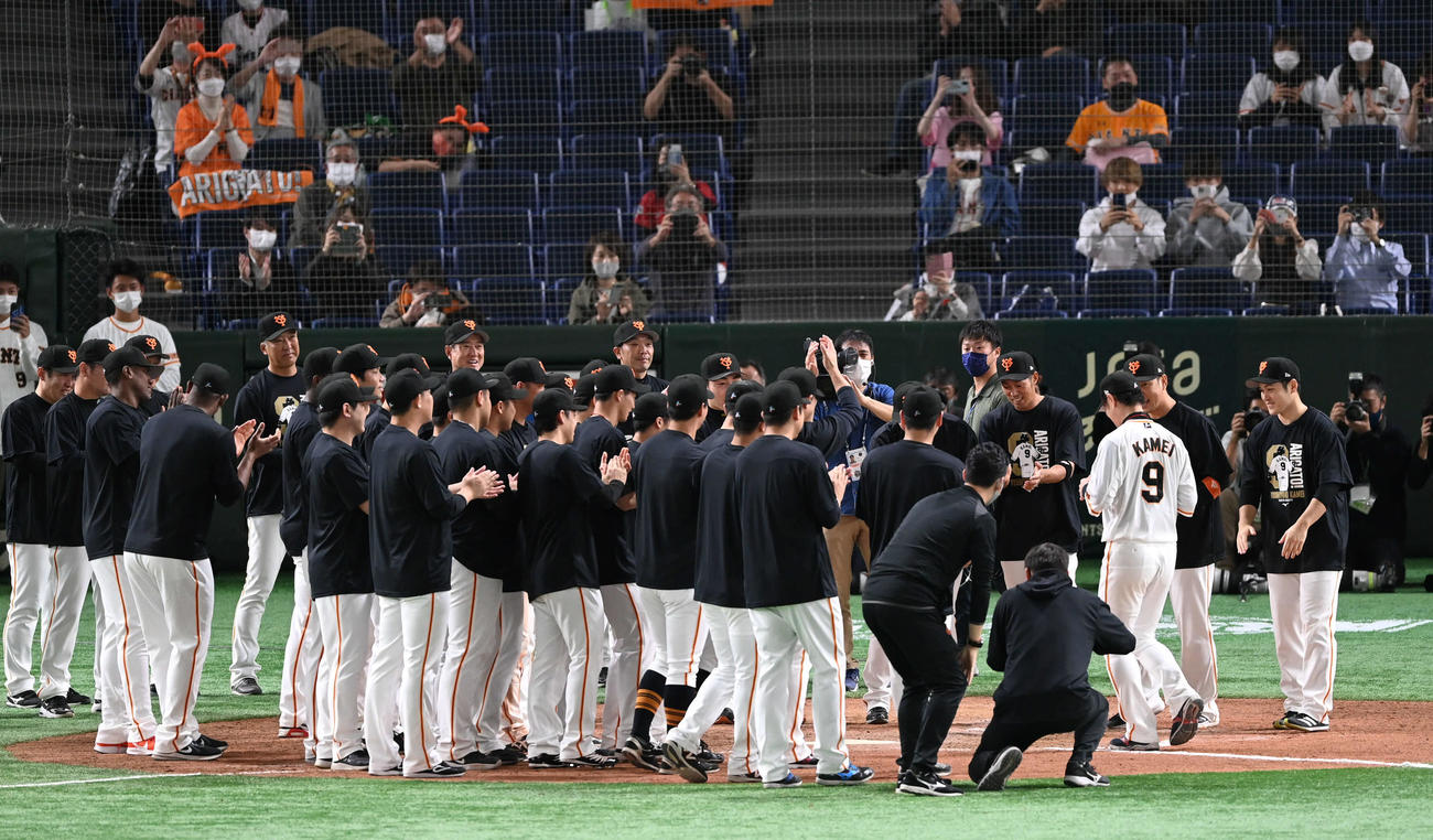 引退セレモニーで巨人亀井（右から3人目）は、本塁で待ち受けるチームメートを目指して走る（撮影・山崎安昭）