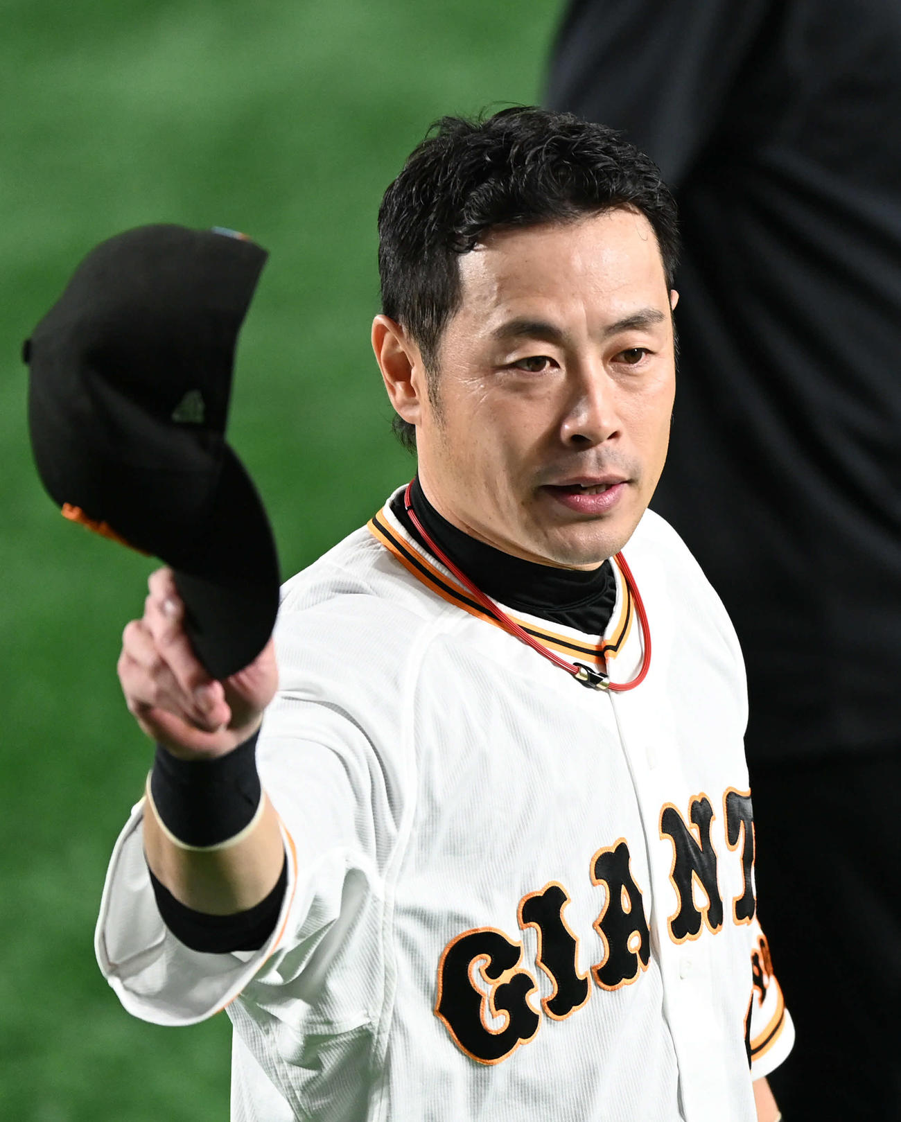 引退セレモニーで場内1周してファンにあいさつする巨人亀井（撮影・山崎安昭）