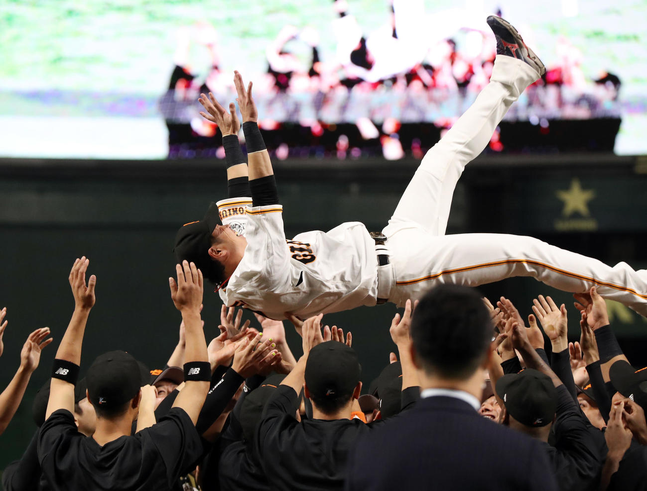 引退セレモニーでチームメートに胴上げされる亀井（撮影・狩俣裕三）