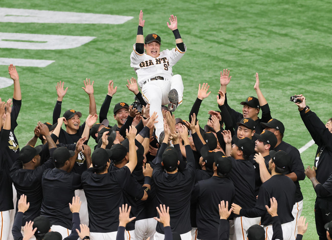 巨人対ヤクルト　引退セレモニーを終え、胴上げされる巨人亀井（撮影・足立雅史）