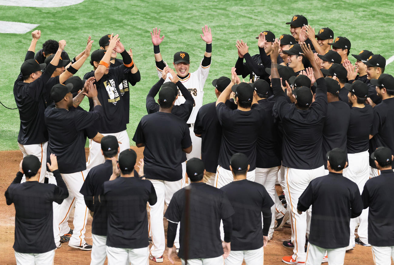 巨人対ヤクルト　引退セレモニーを終え、本塁上で迎えられた巨人亀井は笑顔でバンザイする（撮影・足立雅史）