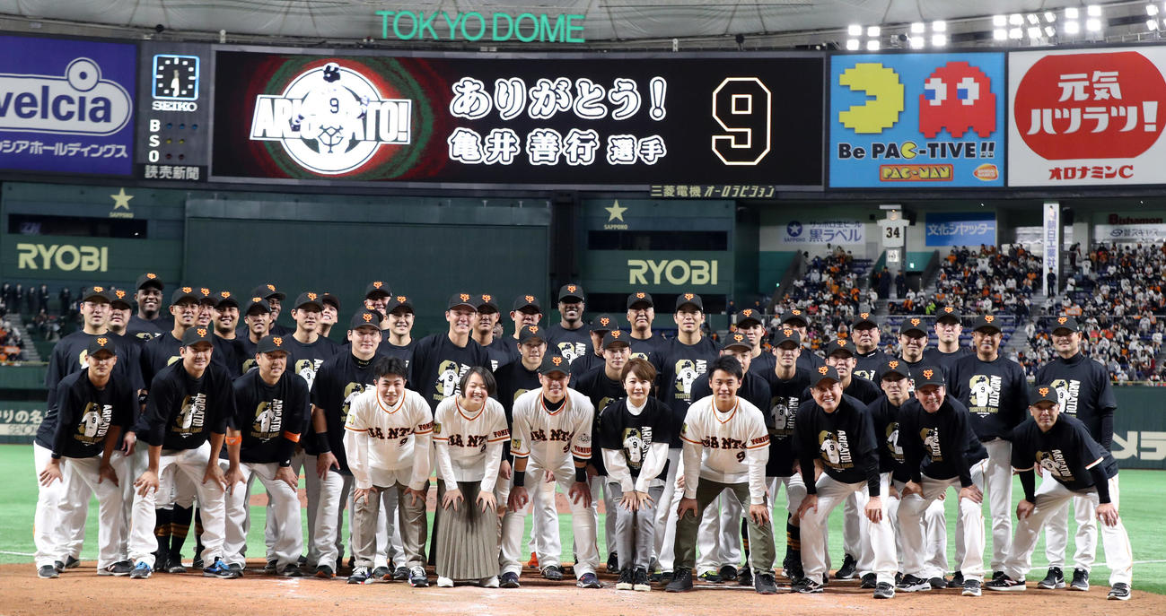引退セレモニーで家族、チームメートといっしょに記念撮影をする亀井（前列中央）（撮影・狩俣裕三）