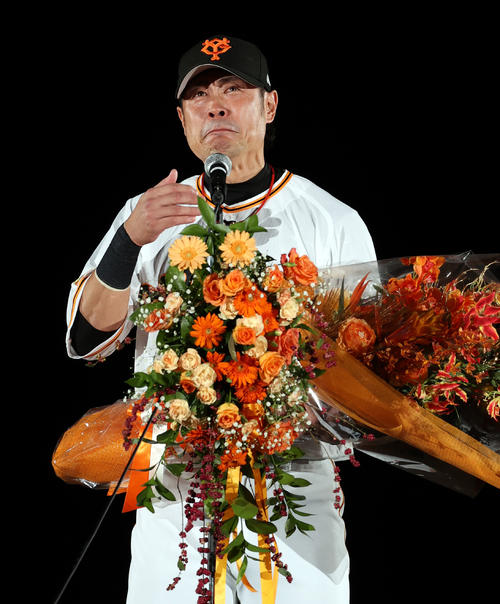巨人亀井善行 言葉詰まらせ涙 ファンに別れ 引退セレモニー写真特集 プロ野球ライブ速報写真ニュース 日刊スポーツ